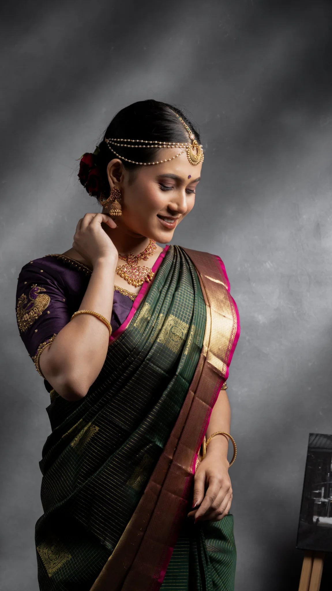 Shrivvi Green Silk Saree With Square Golden Zari Design, Pink Border & Dark Pink Pallu