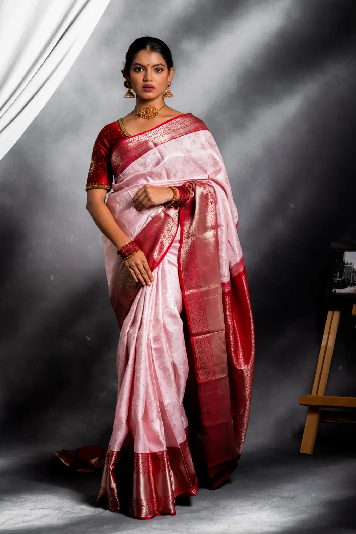 shrivvi-baby-pink-silk-saree-with-red-border,-floral-design-&-red-pallu