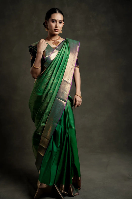 shrivvi-green-silk-saree-with-golden-butta,-vertical-golden-zari-&-golden-pallu