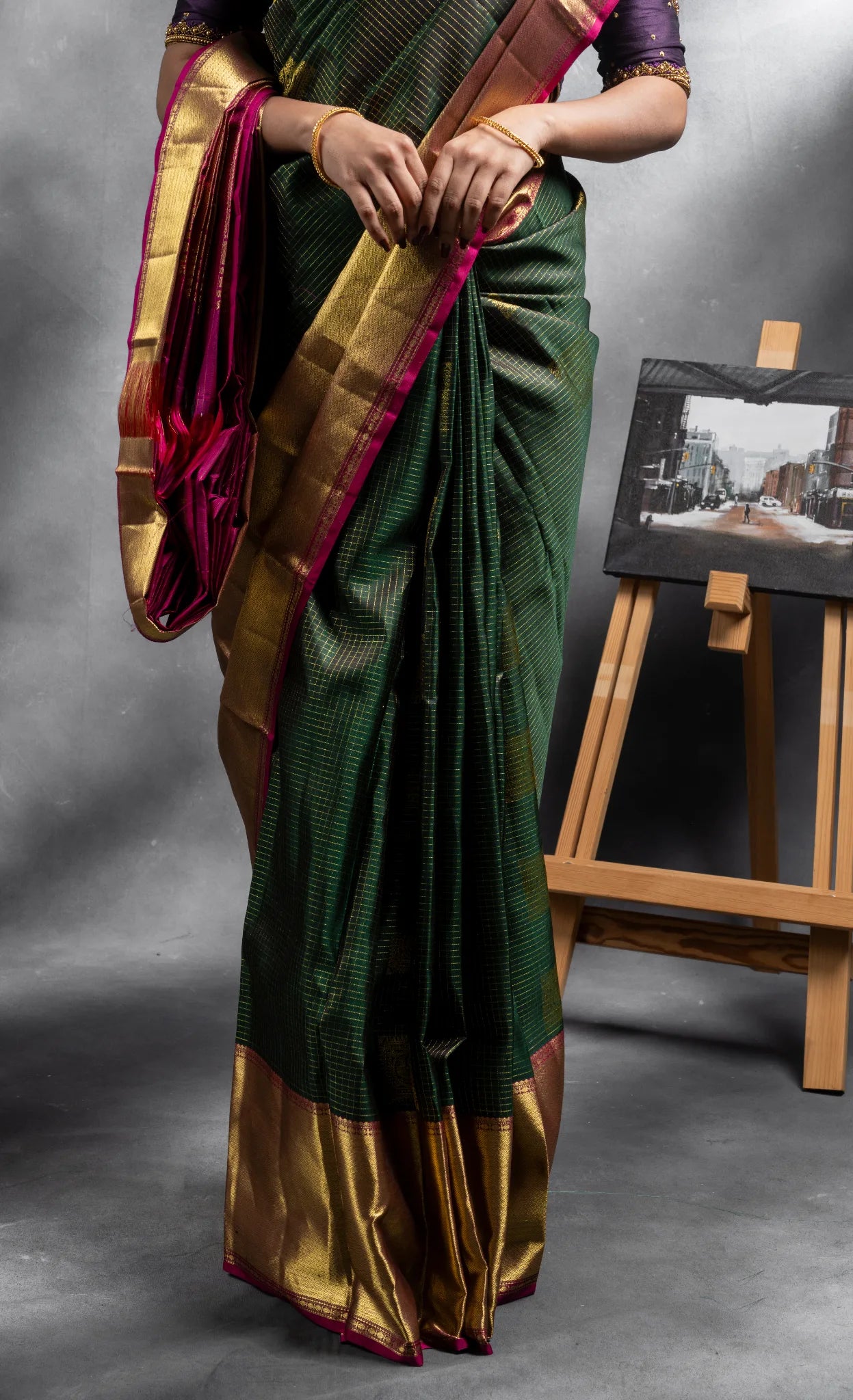 Shrivvi Green Silk Saree With Square Golden Zari Design, Pink Border & Dark Pink Pallu